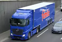 famila-Handelsmarkt Kiel GmbH & Co. KG mit einem Sattelzug mit MB ACTROS 1845 Zugmaschine am 26.04.21 Berliner Stadtautobahn Höhe Knobelsdorffbrücke.
