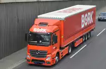 Spedition Bork mit einem Sattelzug mit MB ACTROS 1845 Zugmaschine am 26.04.21 Berliner Stadtautobahn Höhe Knobelsdorffbrücke.