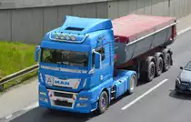 Schön gestaltete MAN Zugmaschine vor einem Sattelkipper aus Berlin am 26.04.21 Berliner Stadtautobahn Höhe Knobelsdorffbrücke.