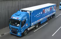 Reinert Logistic GmbH & Co.KG mit einem Sattelzug mit Kühlthermo-Aufleger mit IVECO NP 460 (Erdgas) Zugmaschine am 26.04.21 Berliner Stadtautobahn Höhe Knobelsdorffbrücke.