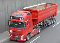 Wuchtiger VOLVO 500 Sattelkipper am 26.04.21 Berliner Stadtautobahn Höhe Knobelsdorffbrücke.