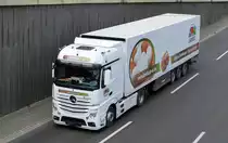 Landkost-Ei GmbH mit Kühlthermo-Aufleger mit MB ACTROS Zugmaschine am 26.04.21 Berliner Stadtautobahn Höhe Knobelsdorffbrücke.
