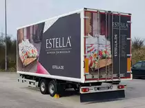 =Köstner-Hänger der Firma ESTELLA steht im März 2021 auf einem Rastplatz an der A 7