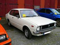 Toyota Corolla KE30 aus dem Jahr 1979, also ein Corolla der dritten Generation in der Karosserieversion zweitürige Limousine. Das  Weltauto  Corolla wurde in Japan, Australien, Neuseeland, Thailand und Indonesien produziert. Die Baureihe war als zwei- und viertürige Limousine, Coupe, dreitüriger Liftback, drei- und fünftüriges Kombimodell und als dreitüriger Lieferwagen lieferbar. Gebaut wurde das Modell von 1974 bis 1980. Der Verkauf in Deutschland startete erst 1975. Standardmotorisierung war ein Vierzylinderreihenmotor mit einem Hubraum von 1166 cm³ und einer Leistung von 55 PS. Nippon Classic Days an der Borbecker Dampfbierbrauerei im Jahr 2008 oder 2009.

