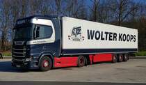 =Scania-Sattelzug der Spedition WOLTER KOOPS rastet im März 2021 an der A 7