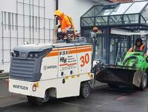 =WIRTGEN W 35 Ri vom Hanauer Frässervice WÖRNER eingesetzt auf einer Baustelle in Hünfeld, 04-2021