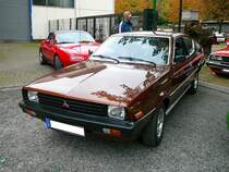 Mitsubishi Celeste, gebaut von 1975 bis 1981.
Der Celeste war im Grunde das Coupe des Mitsubishi Lancer. Hier zeige ich Euch einen Celeste, wie er ab 1979 bei den Händlern stand. Dieses ist an der rechteckigen Frontscheinwerfern zu erkennen. Das Modell war mit einem 1.6l oder 2.0l Motor lieferbar. Der abgelichtete Celeste in der GT-Ausführung ist mit dem größeren Vierzylinderreihenmotor ausgerüstet. Dieser hat einen Hubraum von 1981 cm³ und leistet 105 PS. Nippon Classic Days an der Essener Dampfbierbrauerei im Jahr 2008 oder 2009.