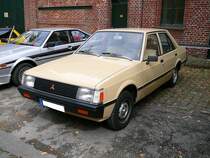 Mitsubishi Lancer der Baureihe LA, wie er von 1984 bis 1988 produziert wurde. Es handelt sich somit um einen  Lancer  der zweiten Generation. Für den deutschen Markt war das Modell mit zwei Vierzylinderreihenmotoren lieferbar: Als Typ GL mit einem Hubraum von 1410 cm³ und einer Leistung von 70 PS, sowie als GLS mit einem Hubraum von 1597 cm³ und einer Leistung von 82 PS. Nippon Classic Days an der Essener Dampfbierbrauerei im Jahr 2008 oder 2009.
