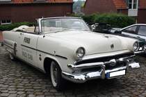 Ford Sunliner Convertible des Modelljahres 1953. Da die Ford Motor Company im Jahr 1953 ihr 50-jähriges Bestehen feierte, wurde der Firma die Ehre zu Teil, das Pace Car für das 500 Meilen Rennen von Indianapolis stellen zu dürfen. Aus diesem Grund brachte Ford, ein auf 2000 Fahrzeuge limitiertes Sondermodell  Official Pace Car , heraus. Hier habe ich ein solch seltenes Stück vor die Linse bekommen. Das Sondermodell war nur im Farbton white sungate ivory/anniversary gold zu bekommen. Der V8-Motor hat einen Hubraum von 3917 cm³ und leistet 111 PS. Oldtimertreffen in Bad Bentheim am 06.06.2021.
