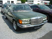 Mercedes Benz W116 280SE, gebaut von 1972 bis 1980. Während des neunjährigen Produktionszeitraumes entstanden über 473.000 Fahrzeuge der Baureihe W116. Der abgelichtete Wagen stammt aus dem Jahr 1974. Der Grundpreis für eine solche S-Klasse lag 1974 bei DM 30.900,00. Der Sechszylinderreihenmotor dieses Wagens leistet 185 PS aus einem Hubraum von 2746 cm³. Die Höchstgeschwindigkeit gaben die Untertürkheimer mit 200 km/h an. Als optisches Tuning steht dieser W116 auf AMG-Leichtmetallrädern. Ratingen Breitscheid am 08.06.2021.