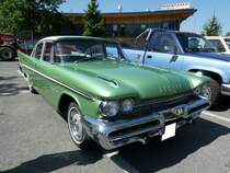 DeSoto Firefleet Sedan des Modelljahres 1959. Die Marke DeSoto gehörte zum Chrysler-Konzern und wurde 1961 eingestellt. Im Jahr 1959 vertrieb die Marke vier Modellreihen: Firesweep, Firedome, Fireflite und das Topmodell Adventurer. Vom abgelichteten Firefleet Sedan verkaufte die Marke in jenem Modelljahr 4.480 Fahrzeuge zum Preis ab US$ 3763,00. Der im Farbton jadegreen lackierte DeSoto wird von einem V8-Motor angetrieben, der aus einem Hubraum von 6273 cm³ eine Leistung von 325 PS an die Hinterachse weiter gibt. Oldtimertreffen Café del Sol Gelsenkirchen am 13.06.2021.