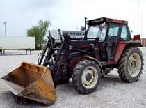 Fiat mit Frontladeschaufel steht am Messegel�nde in Ried i.I.; 090417