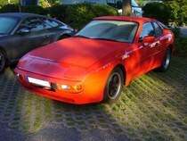 Porsche 944. Der 944´er wurde auf der IAA im September 1981 vorgestellt und stand ab Januar 1982 bei den Händlern. Optisch wirkte der Porsche 944 dank der breiteren Kotflügel eindrucksvoller als der  schmalbrüstige  Porsche 924. Motorisiert war der Wagen mit einem  halbierten  V8-Motor aus dem Porsche 928. Dieser Motor hatte bis 1988 einen Hubraum von 2479 cm³ und leistete 160 PS. Nach den Werksferien 1988 erhöhte sich der Hubraum auf 2681 cm³ mit einer Leistung von 165 PS. Bei seiner Markteinführung im Januar 1982 stand ein solcher Wagen mit einem Kaufpreis von DM 38.900,00 in der Preisliste. Mülheim an der Ruhr Saarn am 13.06.2021.
