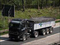 ALTER SCHWEDE: VOLVO FH (vermutl. 440PS) ist in Richtung Hagen unterwegs. Man beachte das schne Airbrushgemlde mit dem Wolf und dem Sternenhimmel. (15.04.2009)
