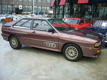 Audi Quattro Sport Coupe, wie es von 1987 bis 1991 produziert wurde. Um ein solch innovatives und sportliches Coupe zu fahren, musste man im Jahr 1987 mindestens DM 81520,00 auf die Theke des Audi-Händlers legen. Unter der Haube verrichtet ein Fünfzylinderreihenmotor seinen Dienst, der aus einem Hubraum von 2226 cm³ genau 200 PS leistet. Die Motorkraft wird mittels eines permanenten Allradantriebes an die Räder weiter gegeben. Die Höchstgeschwindigkeit gab man in Ingolstadt mit 222 km/h an. Classic Remise Düsseldorf am 07.06.2021.