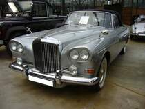 Bentley S3 Continental D rop H ead C oupe aus dem Jahr 1964. Der gezeigt Wagen verließ als Chassis im Spätherbst 1964 das Werk und wurde an Mulliner Coachworks/London überführt. Hier bekam der Wagen seine Cabioletkarosserie mit den markanten vorderen Scheinwerfern, den so genannten  Chinese eyes . Angetrieben, wird der im Farbton sheel grey lackierte Wagen, von einem V8-Motor, der aus einem Hubraum von 6141 cm³ von 178 PS leistet. Classic Remise Düsseldorf am 07.06.2021.