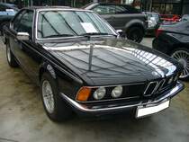 BMW E24 635 CSi, gebaut von 1982 bis 1987. Der abgelichtete E24 im Farbton diamantschwarzmetallic entstammt dem Baujahr 1986. Der mit einer rechtsseitigen Neigung von 30 Grad verbaute 6-Zylinderreihenmotor hat einen Hubraum von 3430 cm³ und leistet 218 PS. Die Höchstgeschwindigkeit wurde vom Werk mit 225 Km/h und der Verbrauch mit 15 Liter Superbenzin angegeben. Classic Remise Düsseldorf am 07.06.2021.