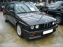 BMW E30 M3, gebaut von 1986 bis 1991. Der M3 war ursprünglich als Homologationsmodell für die Deutsche Tourenwagen Meisterschaft gedacht. Der gezeigte M3 wurde 1987 produziert und in Japan zugelassen. Im Jahr 2015 kehrte der M3 in sein  Geburtsland  zurück. Der Vierzylinderreihenmotor hat einen Hubraum von 2.302 cm³ und leistet 220 PS. Classic Remise Düsseldorf am 07.06.2021.