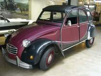 Citroen 2CV 6  Charleston Ente . Dieses Sondermodell wurde 1980 vorgestellt. Es war eine limitierte Stückzahl von 8000 Fahrzeugen geplant. Wegen der großen Nachfrage wurde das Modell aber dann doch ins Standardmodellprogramm von Citroen aufgenommen. Anfänglich wurde das Modell nur in der gezeigten rot-schwarzen Lackierung ausgeliefert. Neben geänderten Rückspiegeln hat dieses Sondermodell nun auch innenliegende Scheibenbremsen an den Vorderrädern. Der luftgekühlte Zweizylinderboxermotor hat einen Hubraum von 602 cm³ und leistet 29 PS. Die Höchstgeschwindigkeit wurde mit 110 km/h angegeben. Classic Remise Düsseldorf am 07.06.2021.