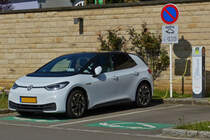 VW ID3 steht an einer Ladesäule auf einem Parkplatz. 05.2021