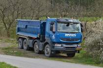 LKW Renault Kipper steht am Wochenende nahe einer Baustelle. 05.2021