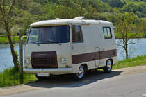 Der Fahrer dieses Peugeot J7, macht eine kurze Rast am Moselufer nahe Wasserbillig. 05.2021