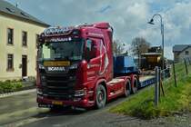 Scania R 520 Schwerlastsattelzug steht zum Auffahren einer Arbeitsmaschine auf den
Auflieger am Straßenrand. 05.2021 

