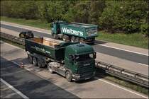 SCANIA HIGHLINE R480 von LATUSSEK ist in Richtung Hohenlimburg unterwegs whrend im Hintergrund ein VOLVO FH von Welbers mit Schotter in Richtung Hagen unterwegs ist. (15.04.2009)
