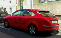 Rückansicht: dreitürer Ford Focus Mk2 in Oktober 2020.