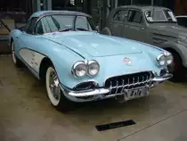 Chevrolet Corvette C1 Roadster des Modelljahres 1960 im Farbton light blue. Von diesem Modell verkaufte die GM-Division Chevrolet im Jahr 1960 10.261 Fahrzeuge. Das Auto war ab US$ 3872,00 zu haben. Der V8-Motor hat einen Hubraum von 283 cui (4637 cm³) und leistet 230 PS. Classic Remise Düsseldorf am 07.06.2021.