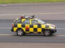 Ein Kia Sorento als  Follow Me  und Vorfeldaufsicht am Dsseldorfer Flughafen. Das Foto stammt vom 13.05.2007