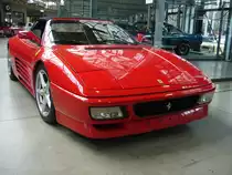 Ferrari 348 Spider. Das Auto basierte auf der bereits 1989 vorgestellten Modellreihe 348TB und 348TS. Im Jahr 1993 erfolgten leichte Modifizierungen und das Cabriolet nannte sich ab da 348 Spider. Bis zum Produktionsende im Jahr 1995 verließen 1146 Fahrzeuge dieses Typs die Werkshallen. Der als Mittelmotor verbaute V8-Motor hat einen Hubraum von 3405 cm³ und leistet 320 PS. Die Höchstgeschwindigkeit wurde seinerzeit mit 275 km/h angegeben. Classic Remise Düsseldorf am 07.06.2021.