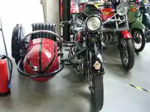 Imperia 350H Gespann aus dem Jahr 1933. Die Marke Imperia wurde 1924 in Köln gegründet. Zwei Jahre später wurde der Firmensitz nach Bonn-Bad Godesberg verlegt. Bereits 1935 stellte die Fabrik die Motorradproduktion wieder ein. Angetrieben wird das Gespann von einem Einzylindermotor, der aus einem Hubraum von 350 cm³ von 15 PS an die Kette bringt. Classic Remise Düsseldorf am 07.06.2021.