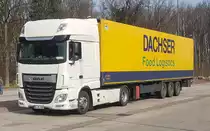 =DAF XF mit einem Auflieger von DACHSER-Food rastet im März 2021 an der A 7