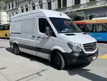 MB Sprinter der SBB am 23.6.21 vor dem Bahnhof Brig.