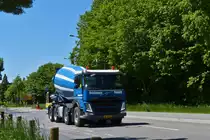 Volvo FH Betonmischer LKW auf dem Weg zu einer Baustelle. 06.2021