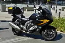 Motorrad BMW K 1600 GT abgestellt am Straßenrand. 06.2021