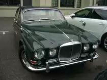 Jaguar 420, gebaut von 1966 bis 1968. Der Jaguar 420 war als mittleres Modell in der Modellpalette von Jaguar gedacht. Der Reihensechszylinder mit einem Hubraum von 4.235 cm³ wurde von einem Zweifachvergaser mit Kraftstoff versorgt, während im Oberklassenmodell Mark X der baugleiche Motor von einer Dreifachvergaseranlage versorgt wurde. Die Motorleistung beträgt 249 PS. Hier wurde eines von 7.172 produzierten, rechtsgelenkten Modellen abgelichtet. Besucherparkplatz der Düsseldorfer Classic Remise am 07.06.2021.