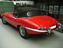 Heckansicht eines Jaguar E-Type Roadster der Series 1. Classic Remise Düsseldorf am 07.06.2021.
