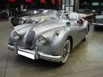 Jaguar XK 140 OTS = O pen T wo S eater aus dem Jahr 1957. Die Erstauslieferung dieses Sportwagens erfolgte nach Neuseeland. Der von 1955 bis 1957 gebaute Sportwagen hat einen Sechszylinderreihenmotor mit einem Hubraum von 3441 cm³ und einer Leistung von 190 PS. Die Spitzengeschwindigkeit gab das Werk in Coventry mit 207 km/h an. Classic Remise Düsseldorf am 07.06.2021.