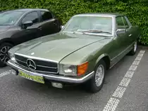 Mercedes Benz C107 450 SLC, gebaut von 1973 bis 1980. Die C107 Baureihe wurde mit dem Modell 350SLC im Oktober 1971 vorgestellt. Ab März 1973 rundete das Modell 450 SLC die Produktpalette nach oben hin ab. Der V8-Motor hat einen Hubraum von 4520 cm³ und leistet zwischen 217 PS und 225 PS. Bei seinem Erscheinen war ein solcher C107 ab DM 41.000,00 zu haben. Der gezeigte 450SLC verbrachte, wenn man dem Kennzeichen glauben darf, wohl seine Jugend in Madrid. Besucherparkplatz der Düsseldorfer Classic Remise am 07.06.2021.