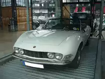Fiat Dino Spider, wie er von 1966 bis 1972 produziert wurde. Die Motorentechnik dieses Modelles stammt von Ferrari. Die Typbezeichnung Dino ist eine Erinnerung an den, im Alter von nur 24 Jahren, verstorbenen Alfredino  Dino  Ferrari. Anfänglich hatte der V6-Motor einen Hubraum von 1988 cm³ und leistete 160 PS. Ab 1969 hatte der Motor dann einen Hubraum von 2418 cm³ und leistete 180 PS. Classic Remise Düsseldorf am 07.06.2021.