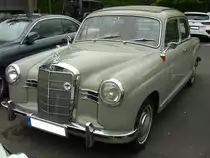 Mercedes Benz W121 = 190, gebaut von 1956 bis 1961. Dieses Pontonmodell basiert auf dem bereits 1953 vorgestellten W120 = 180. Er ist aber, im Gegensatz zum weiter gebauten Modell 180, mit einem Hängeventilmotor und stärkeren Bremsen ausgerüstet. Der Vierzylinderreihenmotor leistet 75 PS aus einem Hubraum von 1897 cm³. Besucherparkplatz der Düsseldorfer Classic Remise am 07.06.2021.