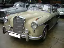 Mercedes Benz W180-2 Cabriolet, gebaut von 1956 bis 1959 in klassischer Bi-Color-Lackierung. Ein solches Cabriolet kostete bei einem Kaufpreis von DM 21500,00 fast doppelt so viel, wie die Limousine, die mit DM 12.500,00 in der Preisliste von Mercedes Benz stand. Der Mehrpreis für das Cabriolet hätte für den Erwerb von zwei VW Käfern gereicht. Der von einem Solex-Registervergaser  befeuerte  Sechszylinderreihenmotor hat einen Hubraum von 2195 cm³ und leistet 100 PS. Classic Remise Düsseldorf am 07.06.2021.
