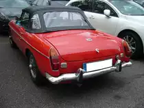 Heckansicht eines MG B im Farbton flame red. Besucherparkplatz der Düsseldorfer Classic Remise am 07.06.2021.