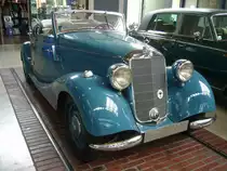 Mercedes Benz W136 170V Cabriolet A, gebaut von 1936 bis 1940. Das Modell W136 wurde auf der Berliner Automobil Ausstellung des Jahres 1936 vorgestellt. Er sollte ein Automobil für die Massenmotorisierung des Deutschen Reiches sein. Das gezeigte Cabriolet A war das teuerste Modell dieser Baureihe und schlug bei seiner Vorstellung mit einem Kaufpreis von RM 5980,00 zu Buche. Eine zweitürige Limousine dieses Typs war schon ab RM 2850,00 zu haben. Insgesamt verkauften die Untertürkheimer nur 76 Autos in der Cabriolet A Ausführung. Der Vierzylinderreihenmotor hat einen Hubraum von 1697 cm³ und leistet 38 PS. Classic Remise Düsseldorf am 07.06.2021.