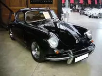 Porsche 356 B Super 90 Coupe, produziert von 1960 bis 1963. Ein solches Coupe kostete bei seiner Vorstellung im Juli 1960 genau DM 14.500,00. Angetrieben wird der Wagen von einem im Heck verbauten, gebläsegekühlten Vierzylinderboxermotor. Dieser Motor leistet 90 PS aus einem Hubraum von 1582 cm³. Classic Remise Düsseldorf am 07.06.2021.