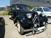 Citroen 11CV BN aus dem Jahr 1956. Vorgestellt wurde der Traction Avant bereits 1934 auf den Automobilsalons von Paris und Brüssel. Er ist somit ein Vorkriegsmodell, das nach WW2 mit großem Erfolg weiter produziert wurde. Bis zum Produktionsende im Jahr 1957, wurden 759.123 Fahrzeuge dieses Modelles als Limousine, Coupe und Cabriolet produziert. Der Vierzylinderreihenmotor hat einen Hubraum von 1898 cm³ und leistet 60 PS. Oldtimertreffen an der  Alten Dreherei  in Mülheim an der Ruhr am 19.06. und 20.06.2021.