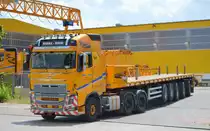Die Fa. Mobile-Hubtechnik Kranarbeiten und Transporte GmbH fährt mit einer VOLVO FH16 650 PS Schwerlastzugmaschine mit langem Flachaufleger (leer) in Berlin Hohenschönhausen vom Betriebshof, 26.06.21
