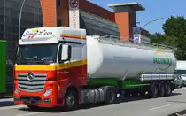 Die niederländische Spedition Simon Loos mit MB Actros Zugmaschine mit Siloaufleger der Fa. Docomar B.V. am 16.06.21 Hamburg-Harburg.